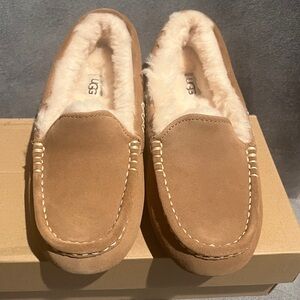 UGG Women’s Slipper Ansley Chestnut Size 6 US